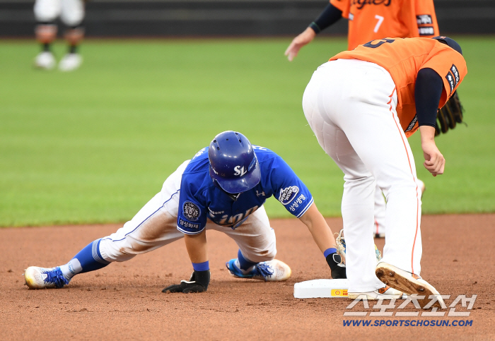  Kim Ji Chan succeeds in stealing second base