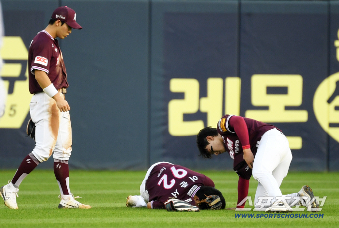  Kiwoom Eo Jun-seo and Jeon Tae-hyun, who collapsed after the collision