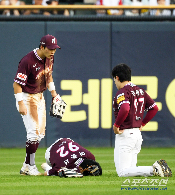  Kiwoom Eo Jun-seo and Jeon Tae-hyun, who collapsed after the collision