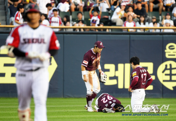  Kiwoom Eo Jun-seo and Jeon Tae-hyun, who collapsed after the collision