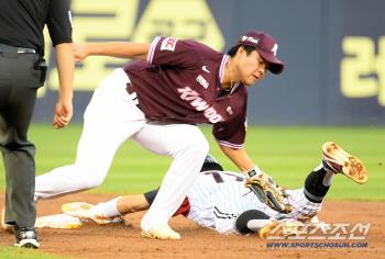  Kiwoom shortstop Eo Jun-seo who blocked LG Park Hae-min from stealing second base
