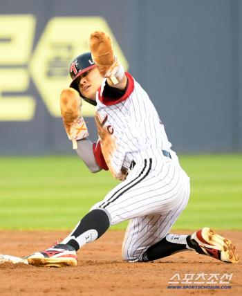  Kiwoom shortstop Eo Jun-seo who blocked LG Park Hae-min from stealing second base