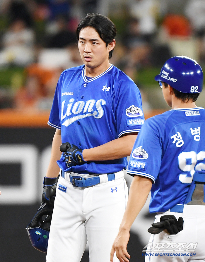  Koo Ja-wook complaining of abdominal pain