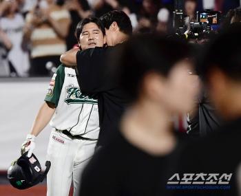  KT Kim Sang-soo's come-from-behind finishing hit to overturn the game in the bottom of the ninth inning