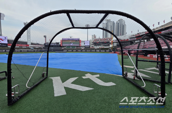  KT Wiz Park with a large tarpaulin due to the rain before the game
