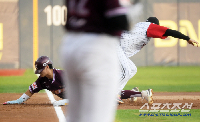  Lee Ju-hyung stole third base