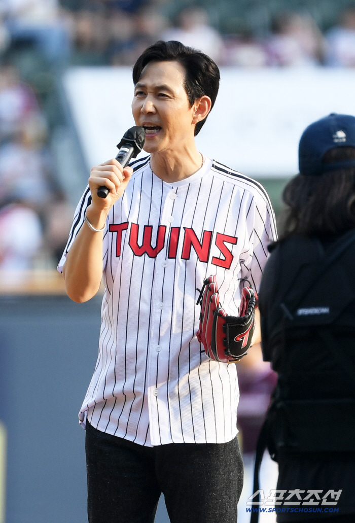  Lee Jung-jae takes the mound at Jamsil Stadium