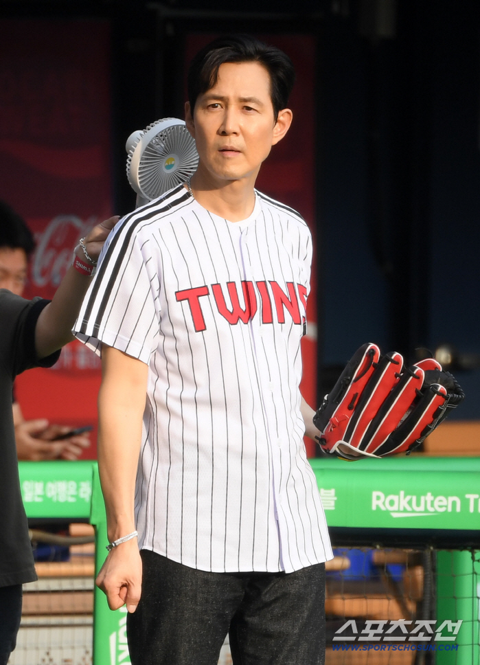  Lee Jung-jae, wearing LG Twins uniform, filming a drama