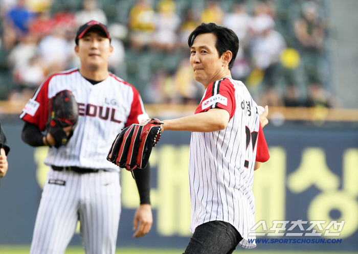  Lee Jungjae's first pitch