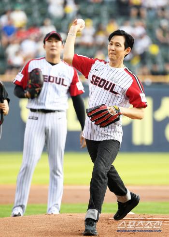  Lee Jungjae's powerful first pitch
