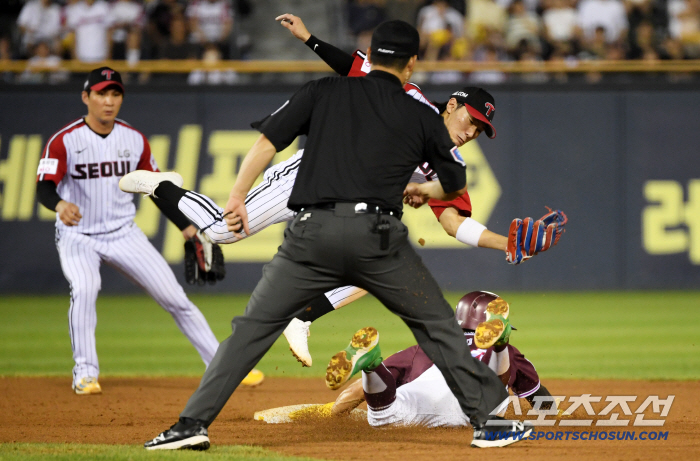  LG second baseman Shin Min-jae and Kiwoom Song Sung-moon who flew at the same time