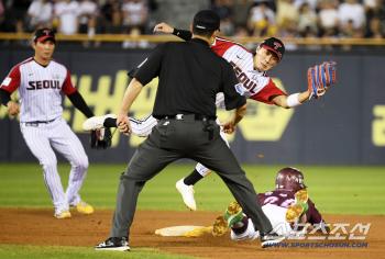  LG second baseman Shin Min-jae and Kiwoom Song Sung-moon who flew at the same time