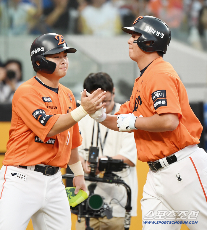  Moon Hyun-bin is welcomed by Noh Si-hwan, who came from behind in the first inning with a two-run shot!