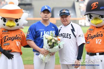  Oh Seung-hwan Retirement Tour, Director Kim Kyung-moon Delivering Bouquets