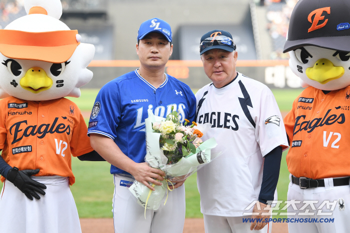  Oh Seung-hwan Retirement Tour, Director Kim Kyung-moon Delivering Bouquets