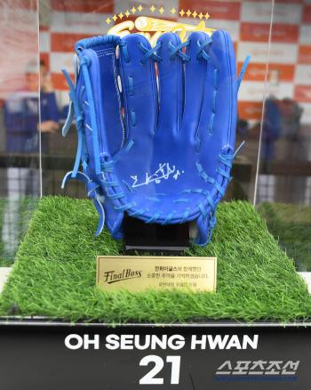  Oh Seung-hwan's gift glove to Hanwha