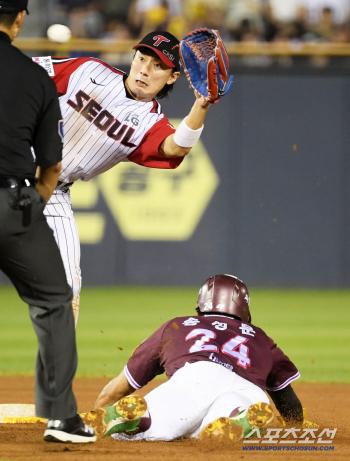  Song Seong-moon stole second base