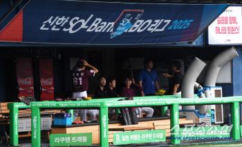  When it rained just before training, he fled to the dugout