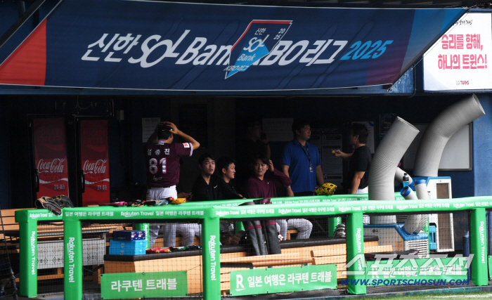  When it rained just before training, he fled to the dugout