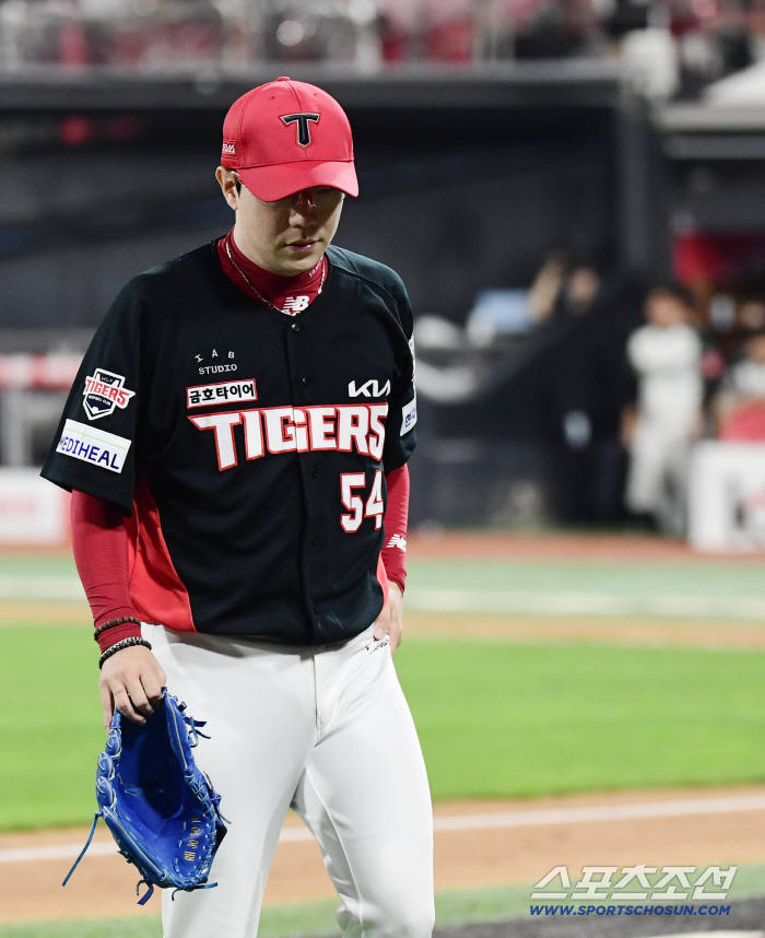  Yang Hyun-jong, left in the fifth inning and a disappointing steel plate