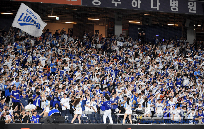 Samsung fans are amazing. The cheering match for the 3rd base occupation of Daejeon, a reservation hell, was not delayed. 