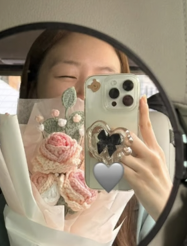  Bangmin, who smiled with her eyes holding a knitted bouquet, ♥Found her excitement about getting married to On Joo-wan