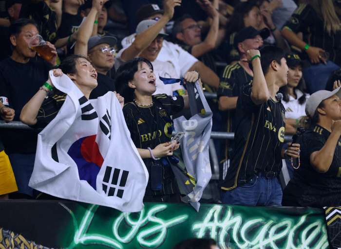 Bad luck with the goal. I'm sorry Home debut → First loss, Son Heung-min's bitter reflection on his disappointment...Full of patriotism → Fans are so good that they are more upset and determined to turn the tide