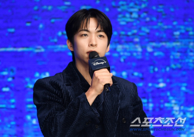 Confidence Man KR Joo Jonghyuk's female outfit is so uncomfortable..a personal challenge