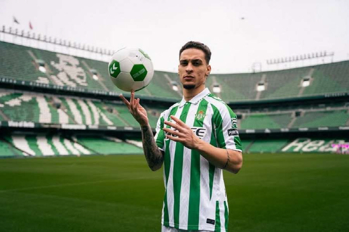 GOOD BYE ANTONY! Finally leaving Manchester United which was like hell...Happy soccer starts in Spain → transfer fee to Betis 40 billion