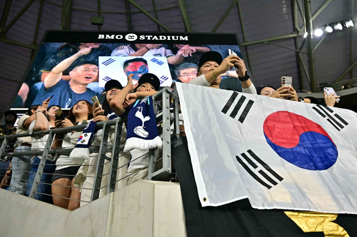 I'm sorry to disappoint you, but Son Heung-min was the first to mention the fan after losing his home debut