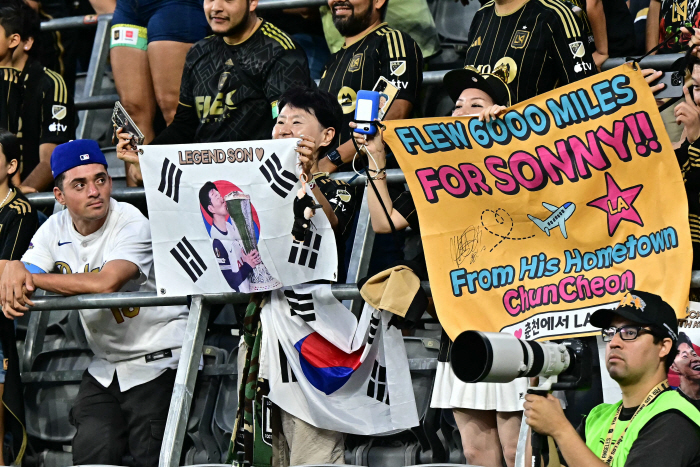 I'm sorry to disappoint you, but Son Heung-min was the first to mention the fan after losing his home debut
