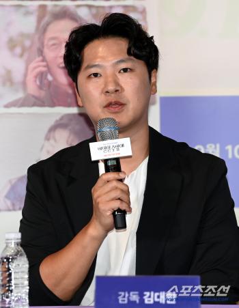 It's a secret. Director Kim Dae-hwan. Director Bong Joon-ho, who watched the movie, said, 'I'm so excited.'