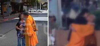 A monk's love activities such as kissing on the street?Look closely. It's suspicious