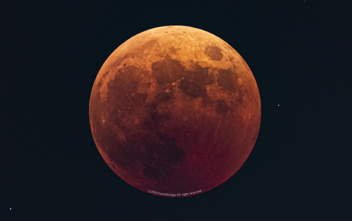 The moon disappears in the sky early in the morning on the 8th 15 astronomical and space science museums, including Daejeon Citizen Astronomical Observatory, and total lunar eclipse observation meeting…The expert commentary also shows live online