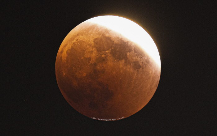 The moon disappears in the sky early in the morning on the 8th 15 astronomical and space science museums, including Daejeon Citizen Astronomical Observatory, and total lunar eclipse observation meeting…The expert commentary also shows live online