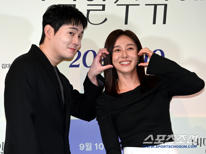  Jang Young Nam Ryu Kyung-soo, between friendly hats