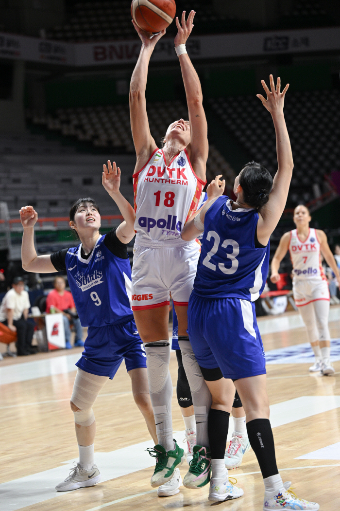 Shinhan Bank snatches Hungary DVTK at Park Shin-ja Cup and becomes the first WKBL team to win the World Cup