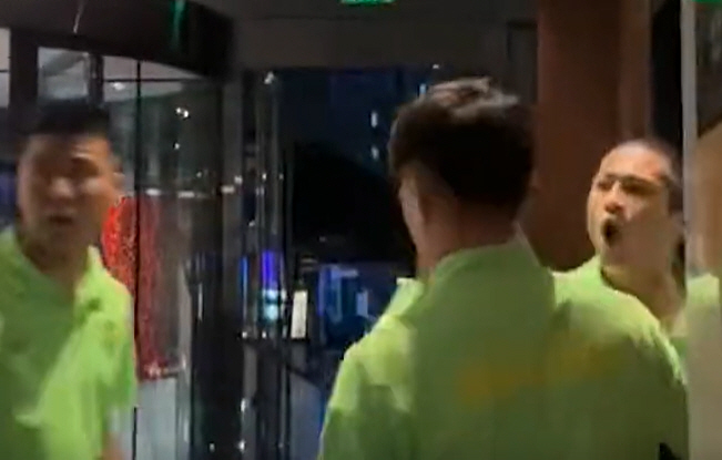 What are you talking about! CEO clashes with fans in the accommodation after a six-goal defeat → Eventually, he apologizes publicly