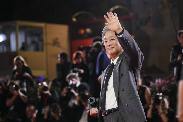 ·Critic's 100 points → Park Chan-wook X Lee Byung-hun staying until the festival..I can't help it