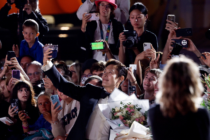 ·Critic's 100 points → Park Chan-wook X Lee Byung-hun staying until the festival..I can't help it