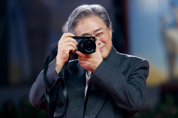 ·Critic's 100 points → Park Chan-wook X Lee Byung-hun staying until the festival..I can't help it