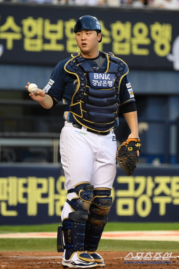 A game where you have to win with your life, but why do you replace NC's main catcher Kim Hyung-joon in the first inning? 