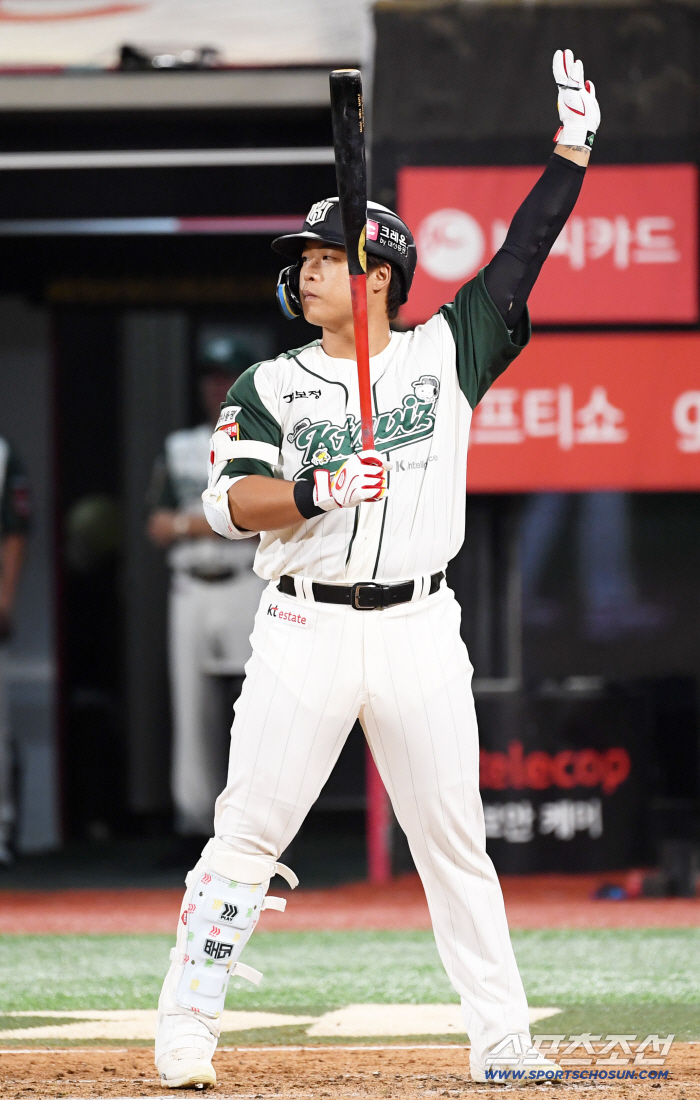 How can it fly that far? Hwang Jae-gyun, Kang Baek-ho, back-to-back, back-to-back shooting. 