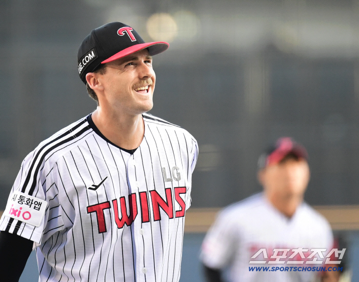 Is this the answer in 0.5 seconds? 4 wins ERA 0.36 Tolhurst vs 9S Yoo Young-chan. Who is the MVP of August?