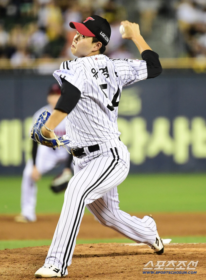 Is this the answer in 0.5 seconds? 4 wins ERA 0.36 Tolhurst vs 9S Yoo Young-chan. Who is the MVP of August?