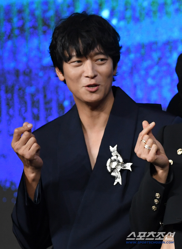 Kang Dong-won of Bukkeukseong and Kang Dong-won of suspicion..If you watch the drama, you'll know