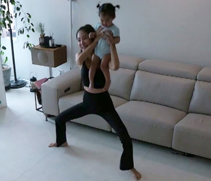 Kim Yun-ji lost 16kg of home training from the 8th day of birth, 168cm 47kg of body revealed (Sudol)