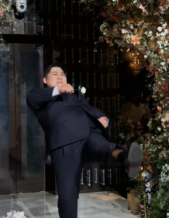 Park Kyung-ho, you must have been so into the wedding...A Marine Comedian who entered almost lying down