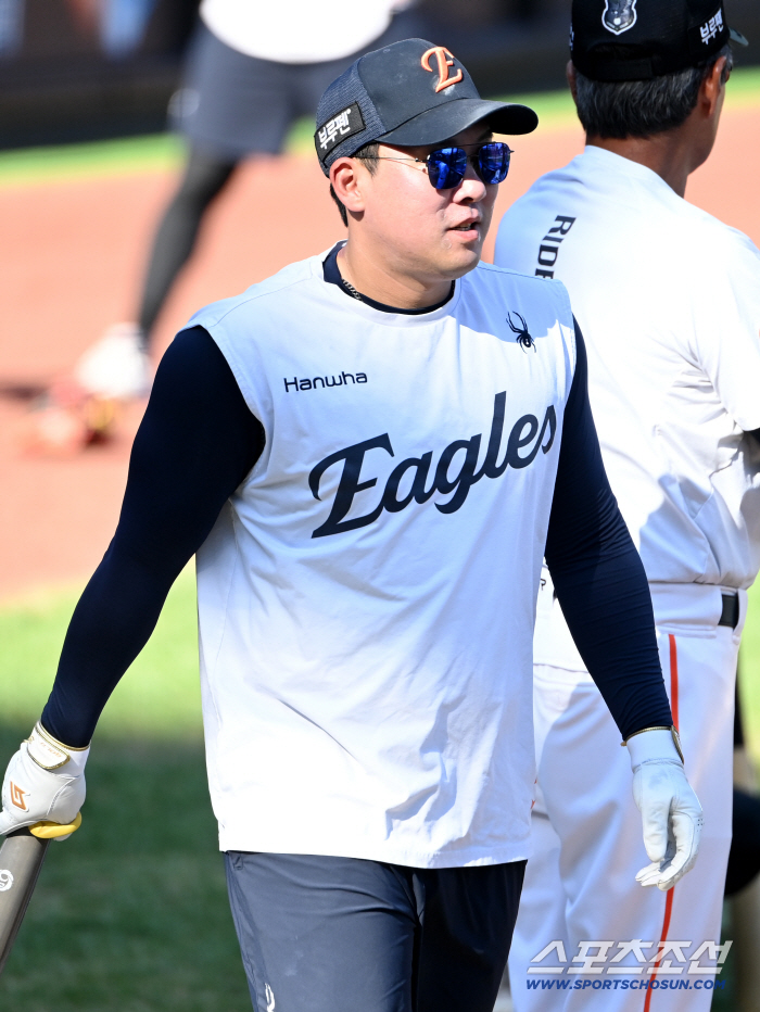  Ahn Chi-hong, smiling and batting training