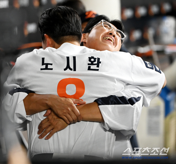  Chae Eunsung hugs Noh Sihwan